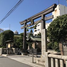 駅側にある黒い鳥居