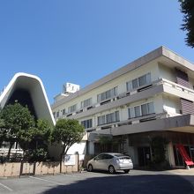 鉄筋コンクリート3階建、一昔前の宿泊施設の風情が漂います。