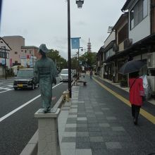 正面に神社が見える