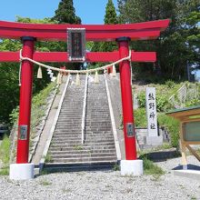 熊野神社の鳥居。右手の熊野神社と書かれた石柱の後ろには…、
