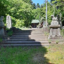 階段を上りきって見えて来る熊野神社本殿。