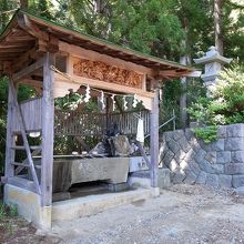 熊野神社の手水舎。修復された様子が見えました。