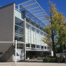 ガラス張りの建物です By ぷーちゃん めぐろパーシモンホールのクチコミ フォートラベル