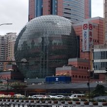 このビルの２階に入っています。