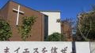 こげ茶色の会堂です