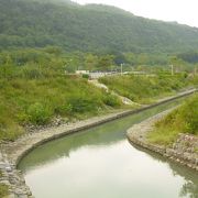 溜池、用水路に沿って作られた素敵な遊歩道がある自然公園