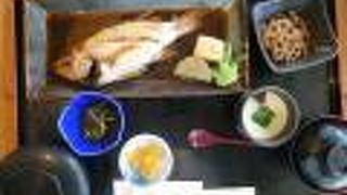 なかなかのボリューム、ノドグロの煮煮魚