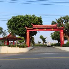 観音湖観水宮の四角い赤い鳥居