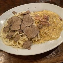 秋トリュフクリームとカルボナーラのダブルスパゲッティ