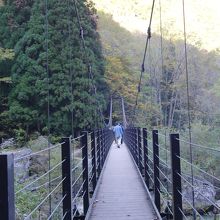 滝の手前のつり橋。揺れることはありません