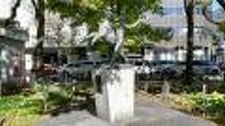 子供と子牛の像です