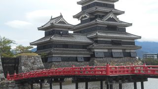 松本城、黒い引き締まった城