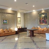 広々としたロビー　混んでません　美術館みたいなロビー