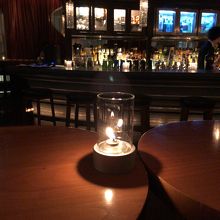 とにかく暗くてムーディー。