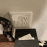 電源はデスクに2か所、LANもあり