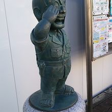 駅前にある等身大の像のほか、3等身の両さん像もあります