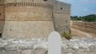 オートラント城の前