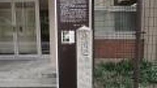 平安女学院の入り口前に碑があります