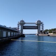 駿河湾と沼津港の入口に立つ