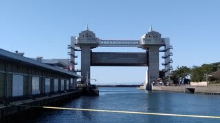 沼津港の入口にそびえる大型展望台付きの水門びゅうお 