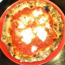 焼きたてのピッツァ