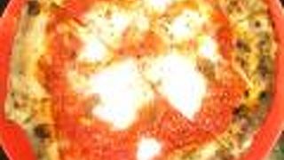 石窯で焼き上げられるピッツァ