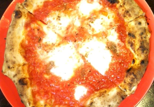 石窯で焼き上げられるピッツァ