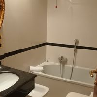 バスタブは栓がゆるゆるでお湯がたまらなかった。