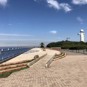 東京湾を望む空が広く感じられる公園