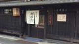 かわみちや～のそばぼうろ～～と口ずさんでいます。