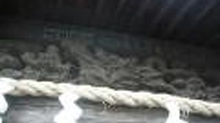 線路沿いにあります。