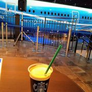 コーヒー片手に787機を眺める