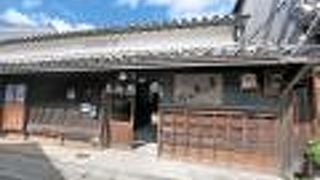 金山寺味噌を売っている店　店自身も古く特徴がある二階