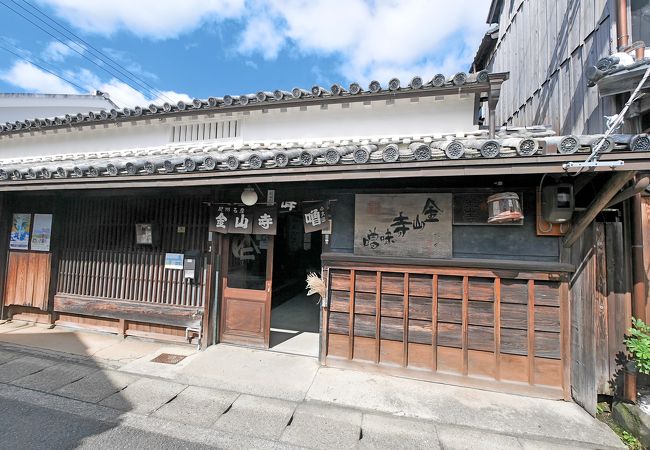 金山寺味噌を売っている店　店自身も古く特徴がある二階