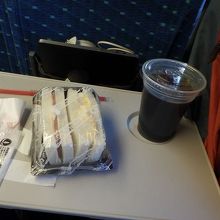 のぞみ号とひかり号は車内販売があります。サンドウィッチセット