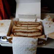 品川で購入。弐万かつサンド。パン＋かつ＋かつ＋パン！