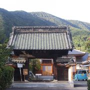 村上義清の居館があったところ。周辺には宿場町時代の建物があります