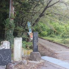 神社の裏手に葛尾城跡への登り道があります