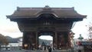 善光寺の入り口にあたる門