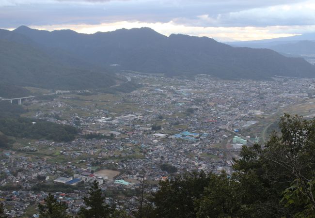 かなり登るのはハードな山城跡です