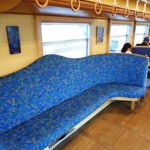 ソファのようなロングシート