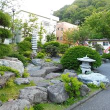 この日本庭園が豪壮な石組みで目立ってます
