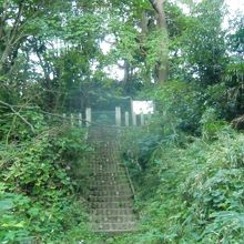 北條実時公御陵の参道