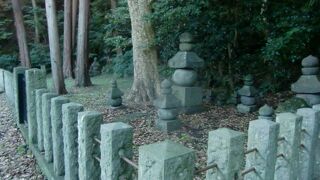 参道から左手の奥に御陵あり