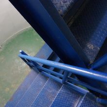 こんな階段を登って行きます