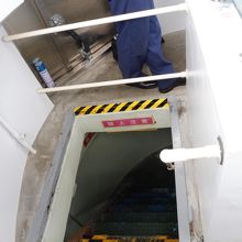 最後はハッチを開けてライトが有る部屋へと進みます