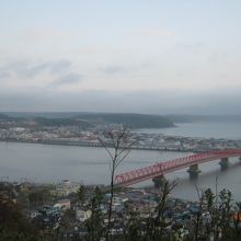 御供山から眺める厚岸大橋の様子