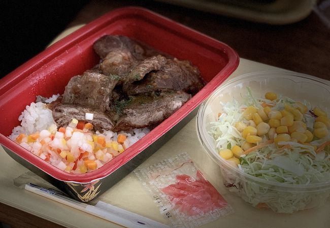 ステーキ丼はネットの評判ほどではありませんでした。肉が硬くて噛み切れない程でした。