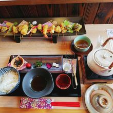 見た目にも鮮やかな串揚げ