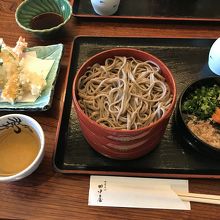 割子そば3段と天ぷら盛り合わせ。